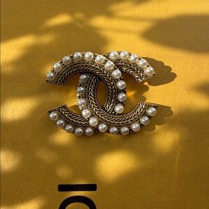 Logo brooch with pearls New